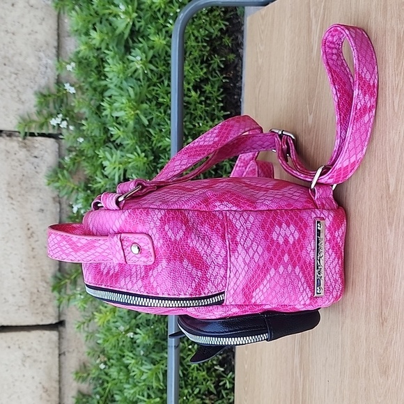 BETSEY JOHNSON Fuchsia Pink and Black Mini Cat backpack NWOT - Picture 2 of 11